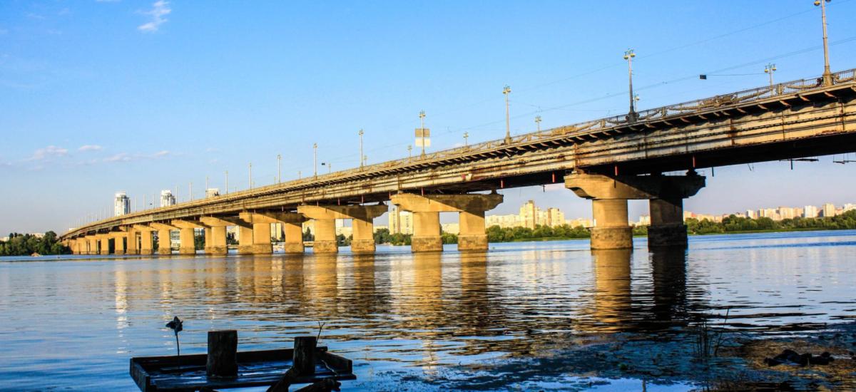 Міст Патона гниє з 2017 — і лише тепер усі забили на сполох