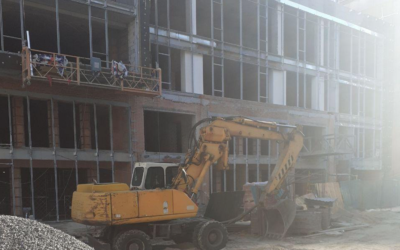 Застройщик бешеными темпами достраивает долгострой на улице Маршала Тимошенка, 21