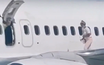 Перегревшаяся мамаша решила выйти на крыло самолета чтобы "остыть"