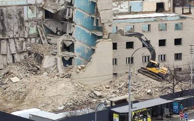 В центре сталици рушат здание