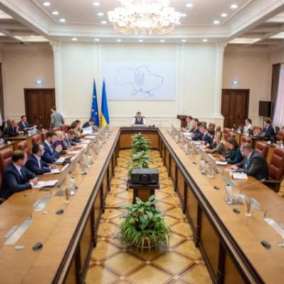 "Фахових і незаплямованих людей в країні не залишилося"...