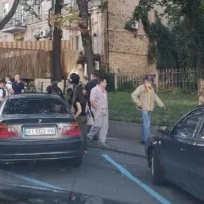 Около ресторана Тищенко "Велюр" идет обыск