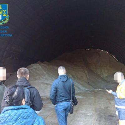 Закупили дорожню сіль із переплатою: колишньому керівнику КП "ШЕУ Подільського району" повідомлено про підозру